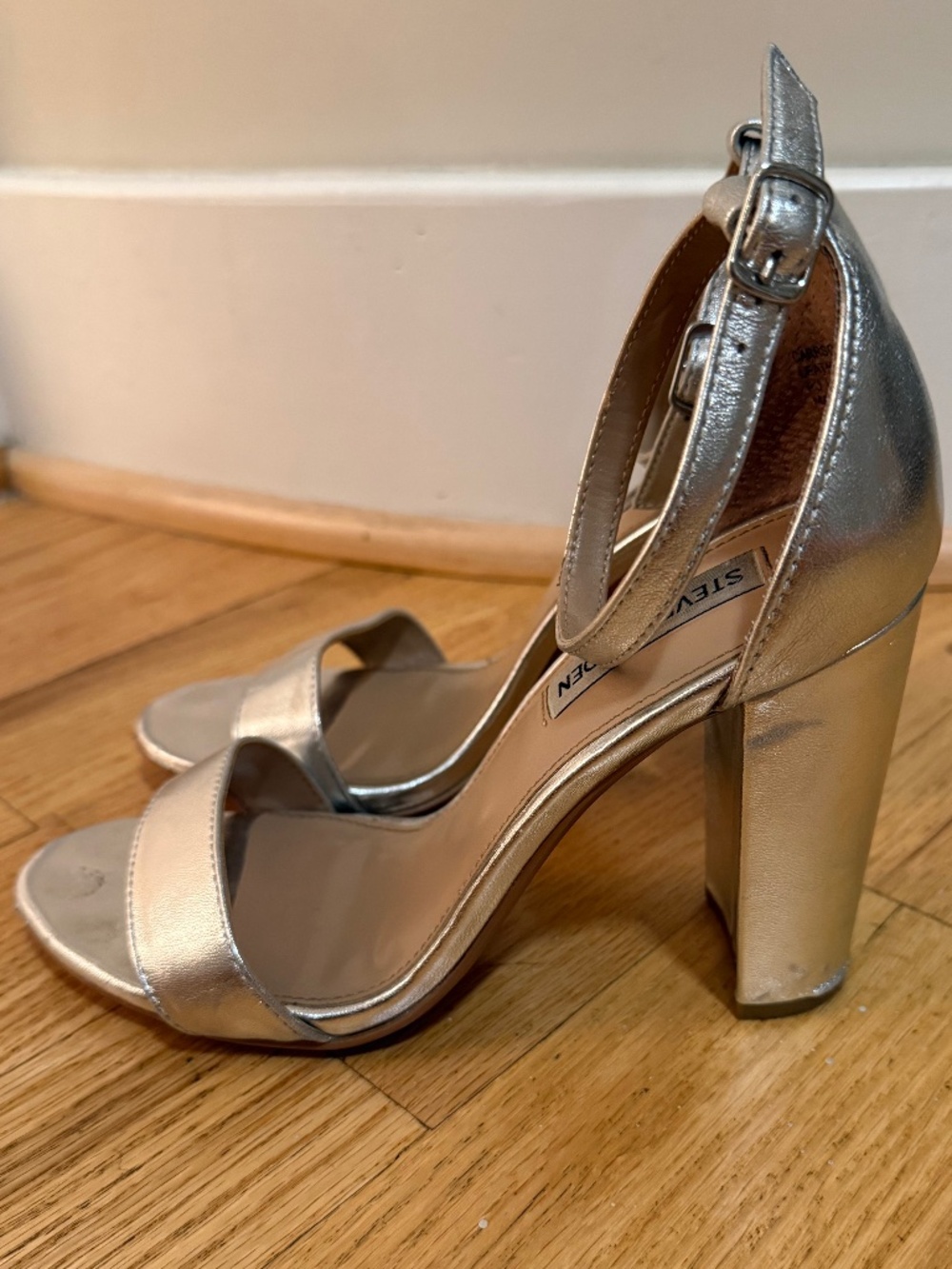 Steve Madden Carrson Silver MetalliLeather Ankle Strap Block Heel Sandals Size 8